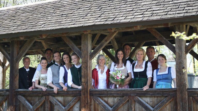 Hochzeitsgesellschaft auf Brücke